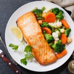 Somon gatit la air fryer Instant pot cu legume